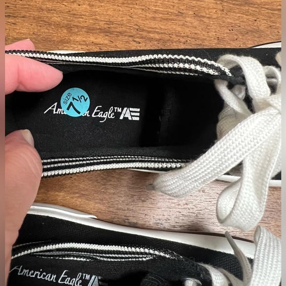 NWOT American Eagle AEO Womens Canvas
Sneakers Size 7 1/2 Black and White - Picture 7 of 8